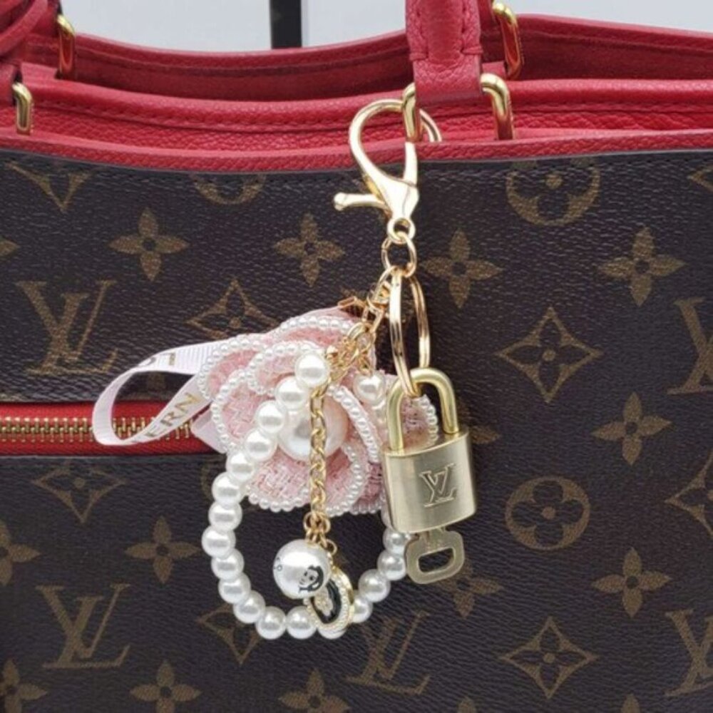Authentic Louis Vuitton Gold Lock 🔒 Keychain Bag Unbranded Flower Charm LV